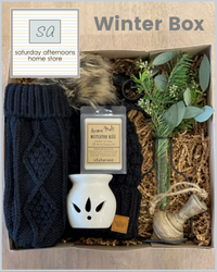 Mittens, touque with pom-pom, melt waxing pot, vase in a gift box.