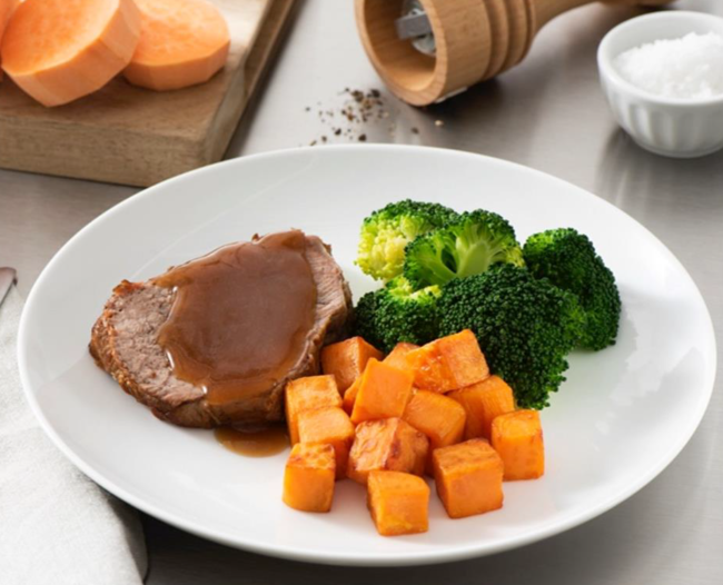 Roast beef and gravy with broccoli and squash cubes