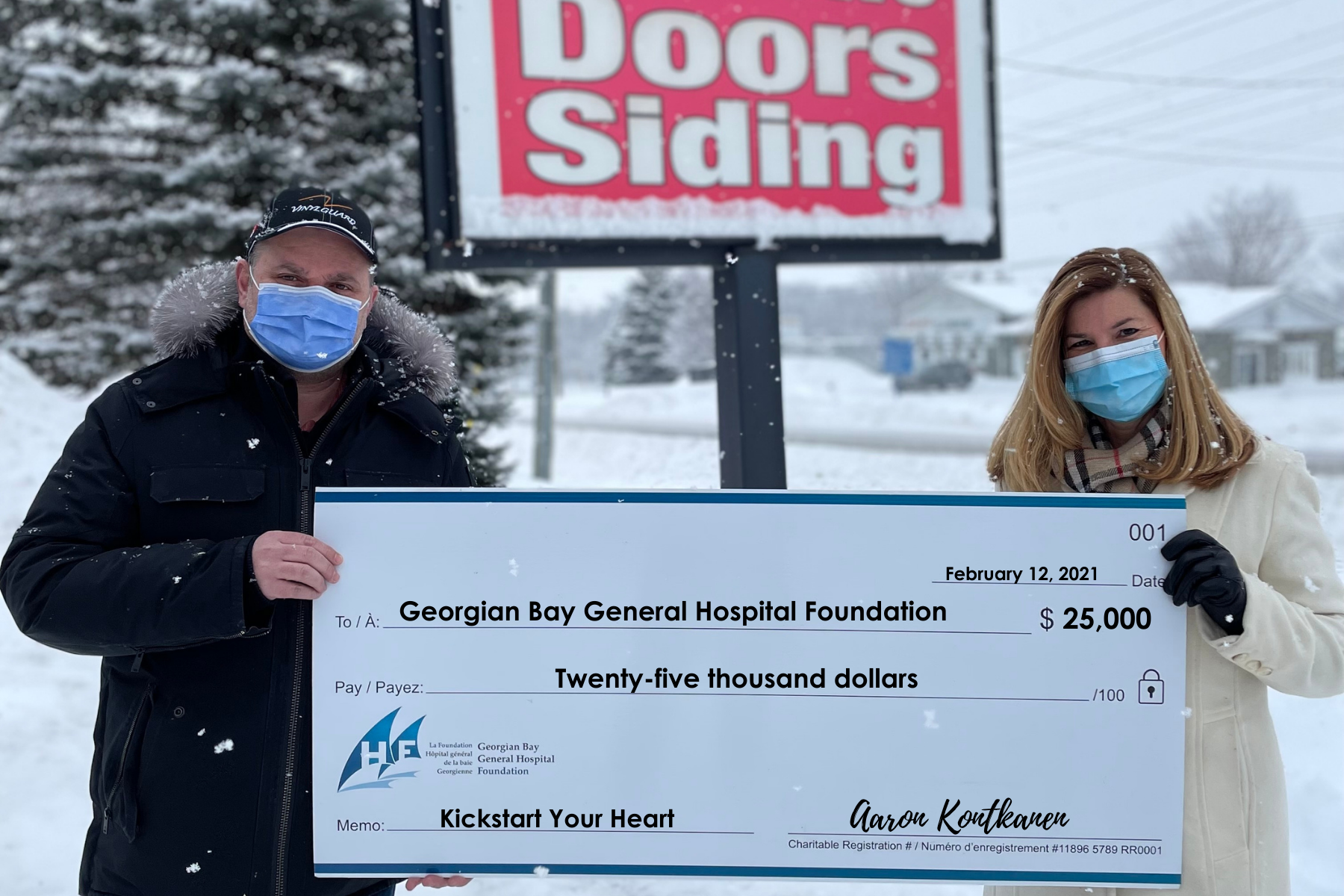 Amand and a women hold a giant cheque for $25,000 for the GBGH Kickstart Your Heart from Balm Beach House of Glass